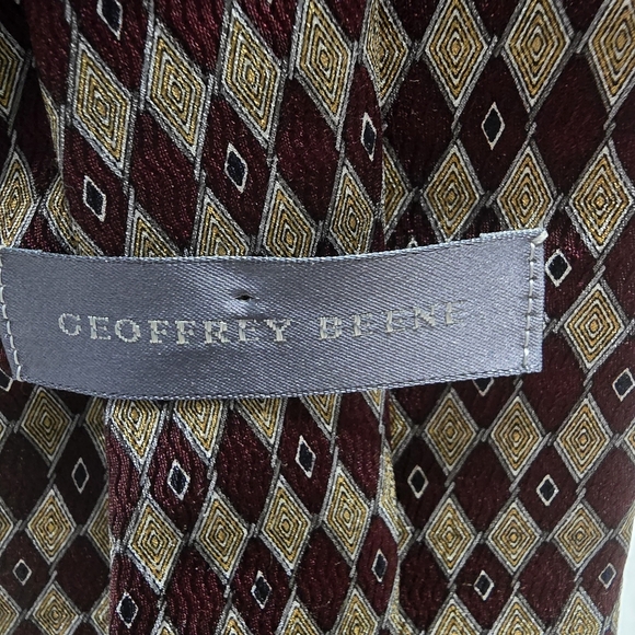 Geoffrey Beene Maroon and Cream Diamond Patterned, Silk - Picture 5 of 6